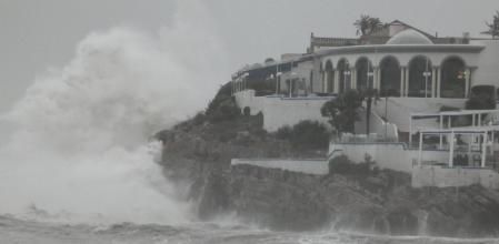 Ola gigante en la llevantada en Les Casetes del Garraf.