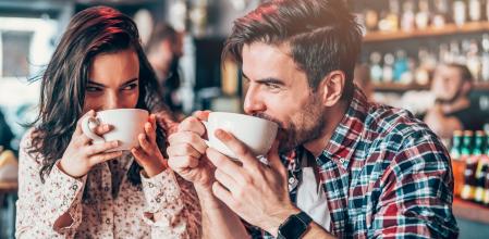 Pareja en una cafetería