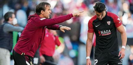 MADRID, SPAIN - MARCH 13: Head coach Julen Lopetegui of Sevilla FC talks to Rafa Mir during the LaLiga Santander match between Rayo Vallecano and Sevilla FC at Campo de Futbol de Vallecas on March 13, 2022 in Madrid, Spain. (Photo by Angel Martinez/Getty Images)