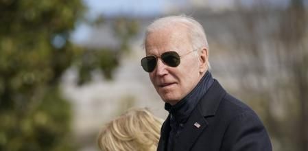 El presidente Joe Biden mira a los medios mientras él y la primera dama Jill Biden caminan por el jardín de la Casa Blanca
