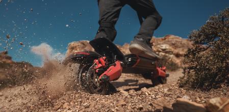 Su tracción en los dos ejes y neumáticos específicos le permiten maximizar el agarre en todo tipo de superficies