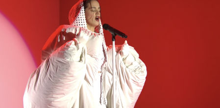 Rosalía hace historia en el programa de Jimmy Fallon con ‘Chicken Teriyaki’ y ‘La Fama’