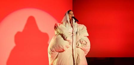 Rosalía con el abrigo edredón de Marc Jacobs