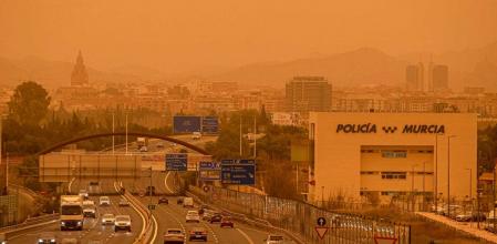 La calima tiñe el cielo de Murcia.