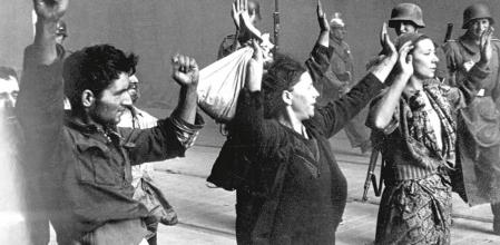 Judíos capturados tras la destrucción del gueto de Varsovia.