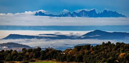 Mares de niebla en torno a Montserrat visto desde el Lluçanès.
