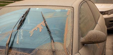 Los coches han quedado cubiertos de barro y arena en algunas ciudades de España a causa de la calima provocada por la borrasca Celia&nbsp;
