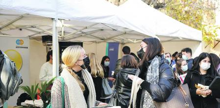 Cada año, IQS organiza el foro de prácticas y el foro de empleo. Iniciativas que renúnen a estudiantes y empresas de sectores.