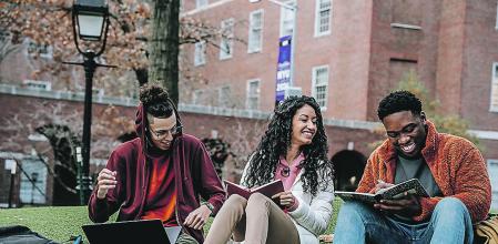 Estudiar en otro país permite aprender un idioma y conocer otras culturas.