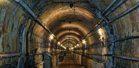 Raíles en la galería subterránea del 'ouvrage' Michelsberg de la Línea Maginot