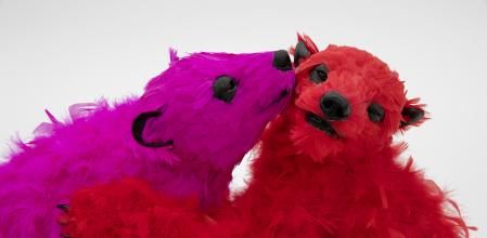 'Día precioso’, de 2015, osos emplumados de Paola Pivi