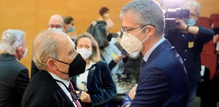 Hernández de Cos (derecha), con Carlos San Juan, impulsor de la campaña “Soy mayor, no idiota”