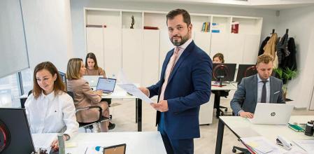 ABOGADO RUSO STALISLAV EN SU DESPACHO DE ABOGADOS QUE AYUDAN A RUSOS QUE VIVEN EN BARCELONA Y TIENEN LAS CUENTAS BLOQUEADAS