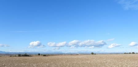 Panorámica del Prepirineo nevado desde el pueblo fantasma de Conill en Tárrega.
