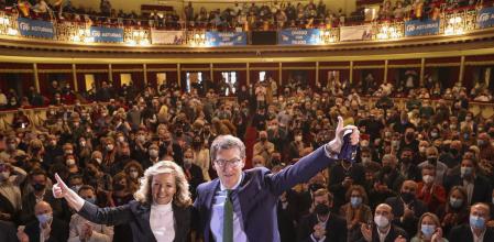 Alberto Núñez Feijóo, junto a la presidenta del PP de Asturias, Teresa Mallada, en el Teatro Campoamor de Oviedo