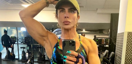 Andrea Sunshine posando ante el espejo