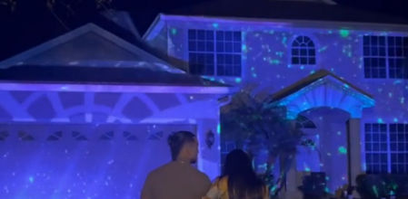 El juego de luces ilumina la casa y el parking de la pareja