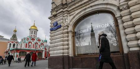 Moscow (Russian Federation), 07/03/2022.- A woman walks near the window of a closed shop Louis Vuitton in Moscow, Russia, 07 March 2022. As the result of sanctions imposed by the West on Russia, a number of brands Louis Vuitton, Chanel, Prada, Gucci, Apple, MasterCard, Visa and others, have announced the suspension or limitation of their business in Russia. Russian troops entered Ukraine on 24 February prompting the country's president to declare martial law and triggering a series of severe economic sanctions imposed by Western countries on Russia. (Rusia, Ucrania, Moscú) EFE/EPA/YURI KOCHETKOV