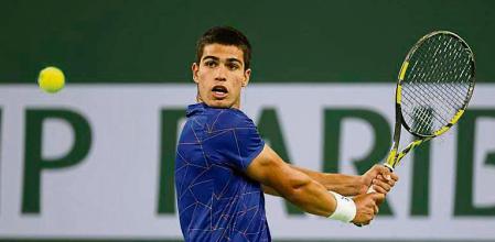 17 March 2022, US, Indian Wells: Spanish tennis player Carlos Alcaraz returns a shot to UK's Cameron Norrie during their Men's Singles Quarter-final Tennis match of the Indian Wells Masters tennis tournament at Indian Wells Tennis Garden. Photo: Charles Baus/CSM via ZUMA Press Wire/dpa Charles Baus/CSM via ZUMA Press / DPA 17/03/2022 ONLY FOR USE IN SPAIN