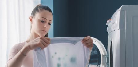 Mujer con manchas en la ropa