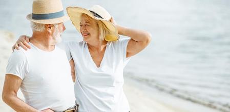 Una pareja paseando por la playa