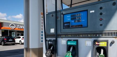 Llenar el depósito ya cuesta 100 euros tras dispararse el precio de la gasolina y el gasóleo