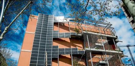 foto XAVIER CERVERA 27/03/2018 edifici municipal d oficines al carrer ciutat de granada (per damunt c/ almogavers) amb plaques solars no pas al terrat sino a la facana lateral q dona al sudest, barri del poblenou, barcelona