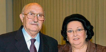 BECAS MONTSERRAT CABALLÉ:ZAR06 Zaragoza 05/05/05 : La soprano Montserrat Caballé y su marido Bernabé Martí posan antes de entregar las becas de canto que llevan su nombre tras la selección final que se ha celebrado hoy, 5 de mayo de 2005, en el Patio de la Infanta de Ibercaja en Zaragoza. EFE/JAVIER CEBOLLADA