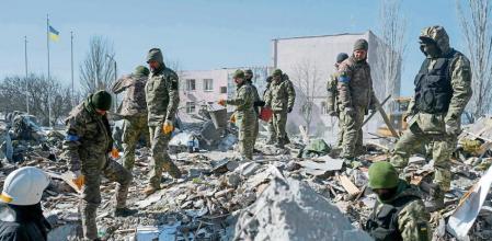 El Kinzhal debutó el viernes al destruir un depósito de armas próximo a Ivano-Frankvisk, en el oeste, sin que ninguna parte haya evaluado las muertes y los daños que produjo. La región oeste por donde, previsiblemente, llega el armamento sofisticado que tanto necesita el ejército ucraniano para contrarrestar la superioridad aérea rusa –cosa que está logrando– y evitar los bombardeos impunes sobre las ciudades.