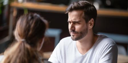 Un hombre se muestra contrariado al hablar con su pareja