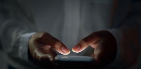 Hay algunas posibilidades para poder cargar el teléfono