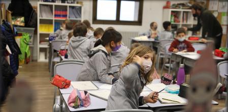 foto XAVIER CERVERA 10/01/2022 el profesor de primaria Alex Paris (y docente en practicas Arnau) imparte la clase de 'Medi' (ciencias naturales ,sociales, medioambientales,...) en una aula clase de tercero de primaria (9 años) en la 'vuelta al cole' tras las vacaciones navideñas marcadas por la sexta ola en la pandemia covid; de todos los alumnos solo ha fallado uno (y de profesores, solo tres de 200) escola escuela Pia (escolapios) de Sarria ,Barcelona todos los estudiantes con mascarilla, y el tutor tambien claro (permisos menores gestionado por una de las madres, Marta Ferrer, responsable d comunicación del centro)