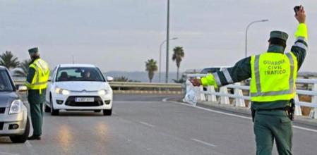 Un agente de tráfico hace parar a un conductor&nbsp;