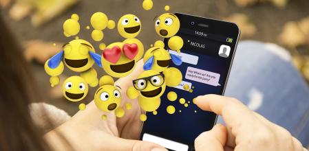 Mujer enviando emoticonos