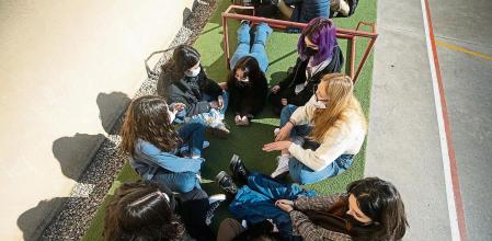 Foto a la escuela Fedac de sant Andreu. En un aula de 4º de ESO hay una pizarra donde pone que