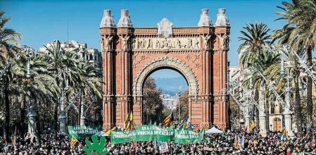 foto XAVIER CERVERA 18/12/2021 Multitudinaria (unos 35mil asistentes segun la Guardia Urbana) manifestación en Barcelona en apoyo de la escuela en catalán Los partidos independentistas y los comunes secundan la marcha, que ha recorrido el centro de la ciudad Miles de personas han recorrido el centro de la ciudad de Barcelona, desde la plaza Tetuan hasta el Arc del Triomf, en una manifestación bajo el lema