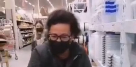 El hilarante lapsus de una mujer con el carrito del supermercado que ha conquistado a las redes