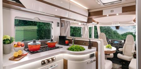 Se puede escoger en longitudes de 7,89 m y 8,99 m, ambas con hasta cinco plazas,