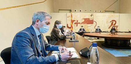 GRAFCAT4906. BARCELONA, 22/03/2022.- El conseller de Educación, Josep Gonzàlez-Cambray (i), durante la reunión semanal del Govern después de que ERC y JxCat hayan chocado por los contactos entre el entorno del expresident Carles Puigdemont con Rusia y en plena incertidumbre por el futuro judicial de la presidenta del Parlament, Laura Borràs. EFE/Quique García