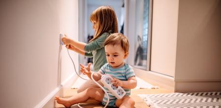 Niños con una base de enchufes