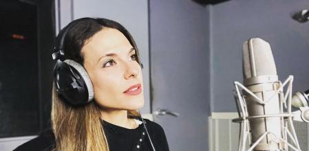 Nikki García es la actriz que pone la voz al GPS de Google Maps.