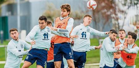 GRAF5061. MADRID, 23/03/2022.- Los jugadores de la selección española (i-d) Aymeric Laporte, Éric García, Marcos Alonso, Dani Olmo, Jordi Alba, César Azpilicueta y Hugo Guillamón participan en el entrenamiento de este miércoles en la Ciudad del Fútbol de Las Rozas, en Madrid, para preparar los partidos amistosos frente a Albania e Islandia.EFE/RFEF/Pablo García SOLO USO EDITORIAL/ SOLO DISPONIBLE PARA ILUSTRAR LA NOTICIA QUE ACOMPAÑA (CRÉDITO OBLIGATORIO)
