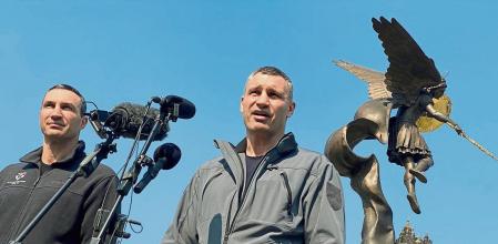 Kyiv mayor and former heavyweight boxing champion Vitali Klitschko and his brother Wladimir hold a press conference, as Russia's invasion of Ukraine continues, in Kyiv, Ukraine March 23, 2022. REUTERS/Sergiy Karazy