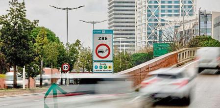 La DGT ha creado una señal especial para indicar el acceso a una zona de bajas emisiones 