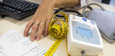 CONSULTA DE LA DRA NÚRIA VILARRASA DE CONSULTAS EXTERNAS DE BELLVITGE, ESPECIALISTA EN OBESIDAD VISITANDO UNA PACIENTE