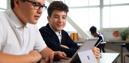 Los colegios cambian la tiza y el papel por las pantallas digitales