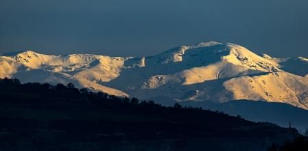 El monte Puigmal a la izquierda; a la derecha, l'Olla de Núria.