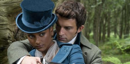 Simone Ashley y Jonathan Bailey tienen química, lo que era imprescindible.