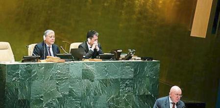 USA6377. NUEVA YORK (ESTADOS UNIDOS), 23/03/2022.- Fotografía cedida por la ONU donde aparece el representante permanente de Rusia, Vassily Nebenzia, mientras se dirige este miércoles a la séptima sesión plenaria de la undécima sesión especial de emergencia de la Asamblea General sobre Ucrania, en la sede del organismo internacional en Nueva York (EE.UU.). El Consejo de Seguridad de la ONU rechazó este miércoles una resolución propuesta por Rusia sobre la situación humanitaria en Ucrania, un texto que las potencias occidentales denunciaron como un cínico intento de tapar su agresión contra el país vecino. EFE/ Mark Garten / ONU/ SÓLO USO EDITORIAL/SÓLO DISPONIBLE PARA ILUSTRAR LA NOTICIA QUE ACOMPAÑA (CRÉDITO OBLIGATORIO)