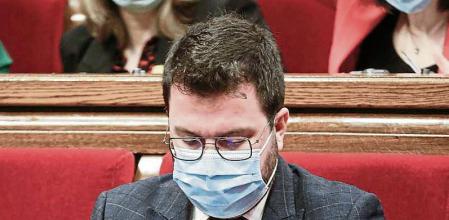 GRAFCAT5186. BARCELONA, 24/03/2022.- El presidente de la Generalitat, Pere Aragonès, durante la tercera jornada de la sesión plenaria del Parlament de Cataluña, marcada por las tensiones entre el Govern y el sector educativo, las consecuencias sociales y económicas derivadas de la guerra en Ucrania y los recelos entre ERC y JxCat. EFE/Quique García